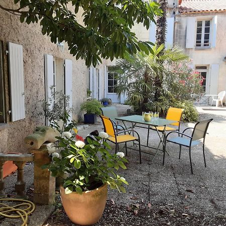 Annexe Du Pont De La Charente Lejlighed Châteauneuf-sur-Charente Eksteriør billede